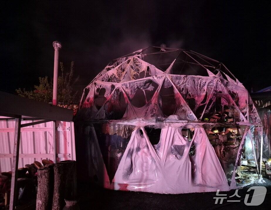 본문 이미지 - 서산 운산면 여미리 비닐하우스 화재 현장. (서산소방서 제공, 재판매 및 DB 금지)/뉴스1