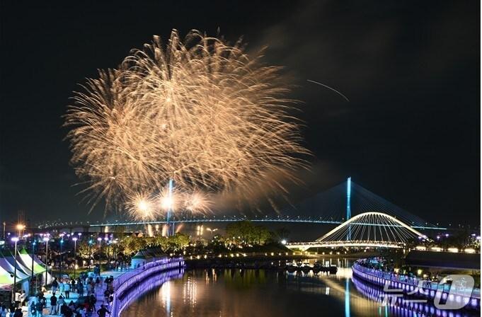 본문 이미지 - &#39;제17회 부산항 축제&#39;에서 불꽃쇼가 진행되고 있다.&#40;부산시청 제공. 재판매 및 DB 금지&#41;