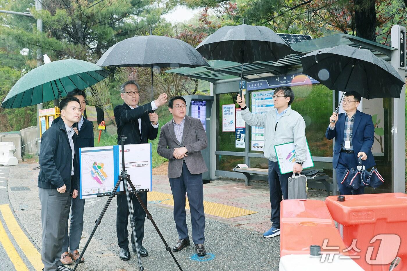 본문 이미지 - 유득원 부시장이 도시철도 2호선 트램 건설 현장을 점검하고 있다.(대전시 제공, 재판매 및 DB 금지)/뉴스1