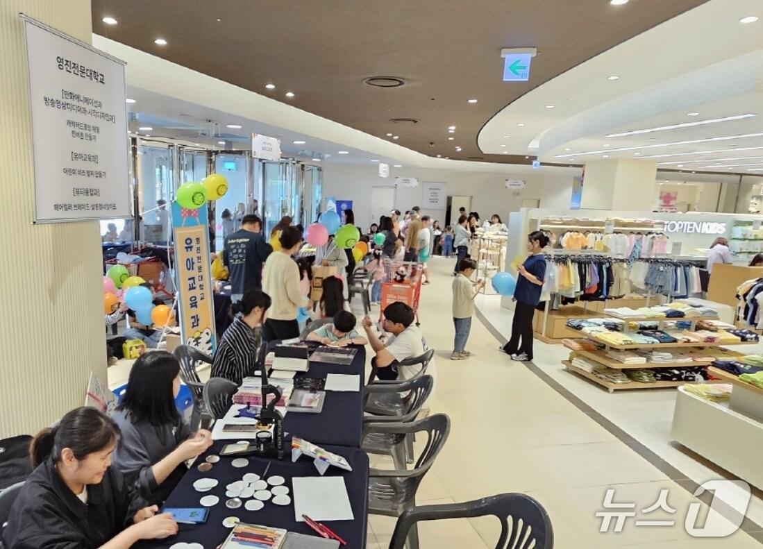 본문 이미지 - 롯데아울렛 율하점이 오는 3일 '키득키득 캠퍼스 페스티벌'을 개최한다. 사진은 지난해 5월 열린 '대구경북지역 대학 페스티벌' 체험부스 모습.(롯데백화점 제공. 재판매 및 DB 금지)