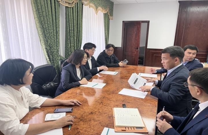 본문 이미지 - 국가보훈부 출장단이 카자흐스탄 크즐오르다시 관계자들과 만나 홍범도 장군·계봉우 지사 묘역 기념공원 관리 방안을 논의하고 있다.(국가보훈부 제공)