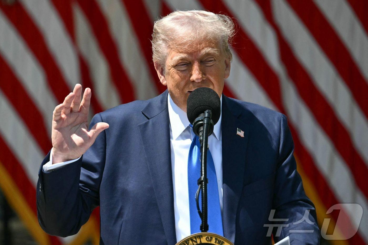 본문 이미지 - 도널드 트럼프 미국 대통령이 1일(현지시간) 워싱턴 백악관에서 열린 '국가 기도의 날' 행사서 "우리는 우리나라에서 종교를 빠르고 강력하게 되살릴 것이다”이라고 말하고 있다. 2025.05.02 ⓒ AFP=뉴스1 ⓒ News1 우동명 기자