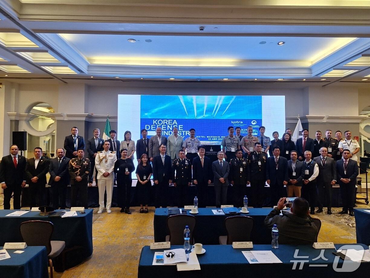 본문 이미지 - 범정부 중남미 방산협력 사절단은 4월 21일부터 5월 1일까지 멕시코, 페루, 칠레, 콜롬비아를 방문하여, K-방산설명회(멕시코, 칠레, 콜롬비아)와 한-페루 방산협력 심포지엄을 개최했다. 사진은 멕시코 FAMEX에서 열린 'K-방산설명회' 모습. (방위사업청 제공)
