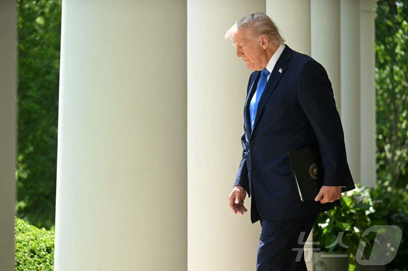 도널드 트럼프 미국 대통령이 1일(현지시간) 워싱턴 백악관에서 열린 '국가 기도의 날' 행사에 도착을 하고 있다. 2025.05.02 ⓒ AFP=뉴스1 ⓒ News1 우동명 기자