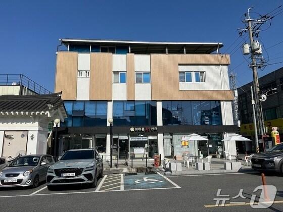 본문 이미지 -  2일 충북 충주시가 2025년 하반기부터 소상공인 지원을 확대한다고 밝혔다. 사진은 충주시 청년몰.(자료사진)/뉴스1