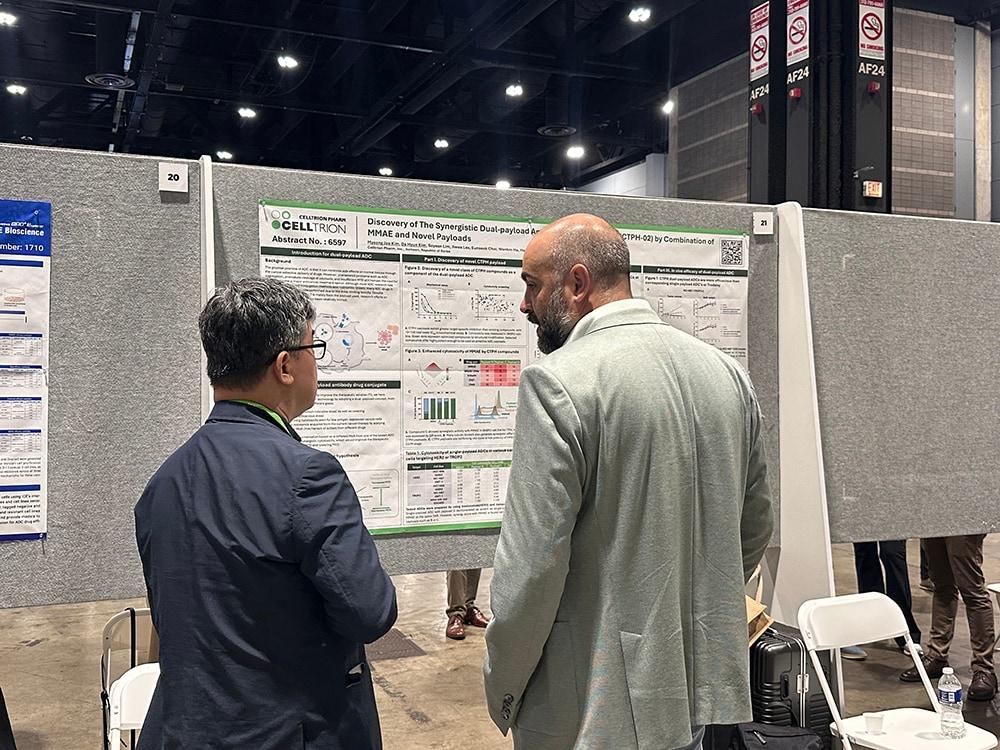 본문 이미지 -  4월 말 미국 시카고에서 개최된 AACR 2025에서 셀트리온 제약 관계자가 ADC 연구결과를 포스터 발표하고 있다. (셀트리온제약 제공)