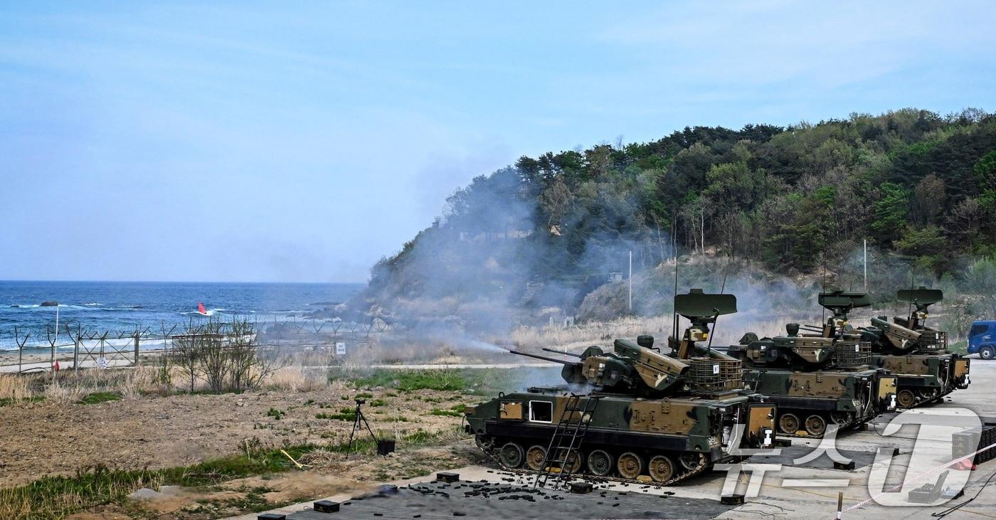 육군은 지난 4월 30일부터 강원도 고성 해안 일대에서 대공 실사격 훈련을 실시했다고 2일 밝혔다. 2기갑여단 비호복합이 표적기를 향해 30mm 대공포를 발사하고 있다. (육군 제공. 재판매 및 DB 금지) 2025.5.2/뉴스1
