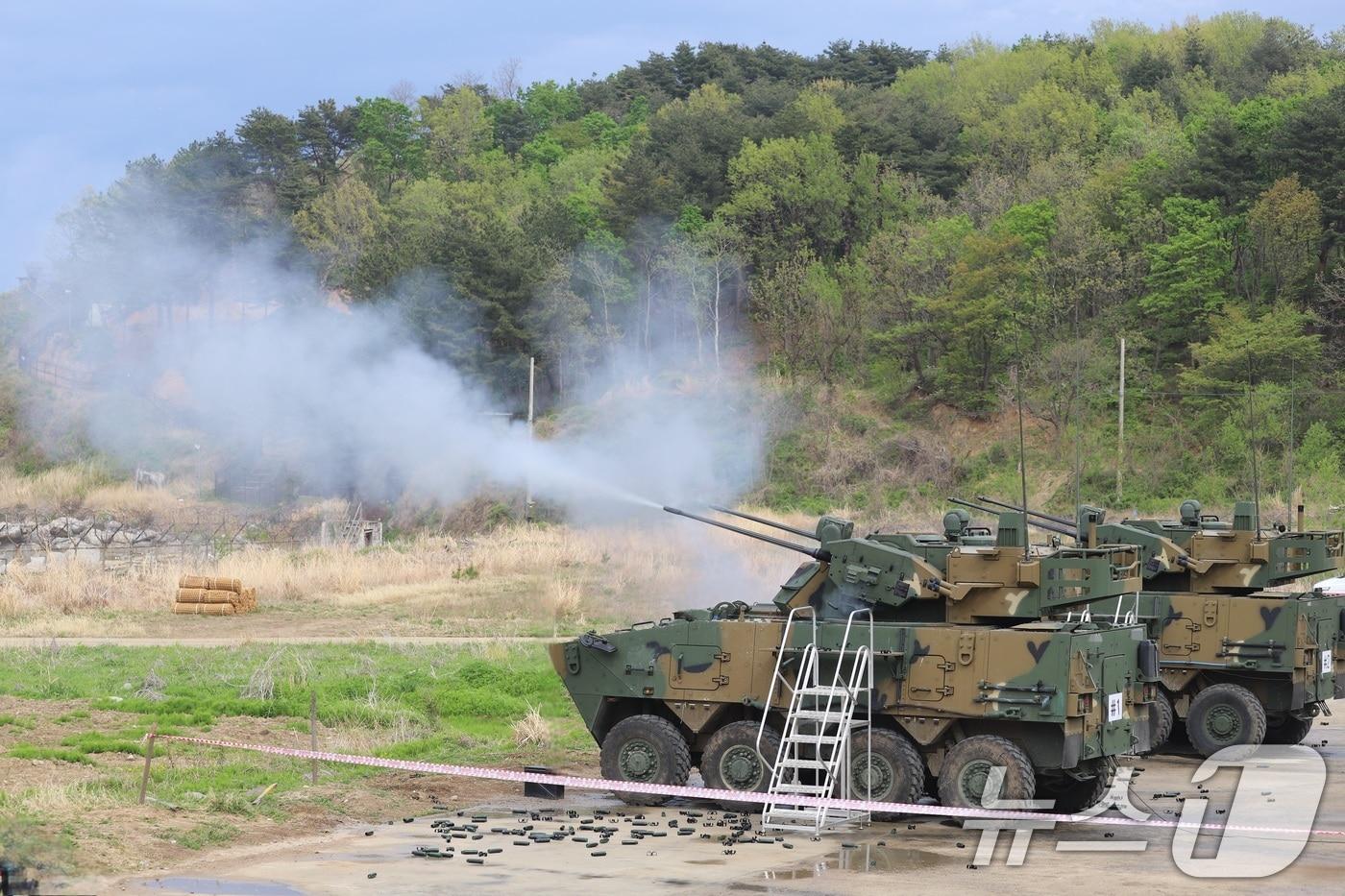 육군 천호가 표적기를 향해 30mm 대공포를 발사하고 있다. &#40;육군 제공. 재판매 및 DB 금지&#41; 2025.5.2/뉴스1