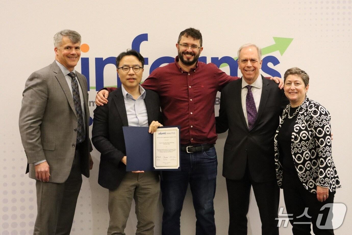 본문 이미지 - 장영재 교수 연구팀 수상자들이 기념촬영 하고 있다.(KAIST 제공, 재판매 및 DB 금지)/뉴스1