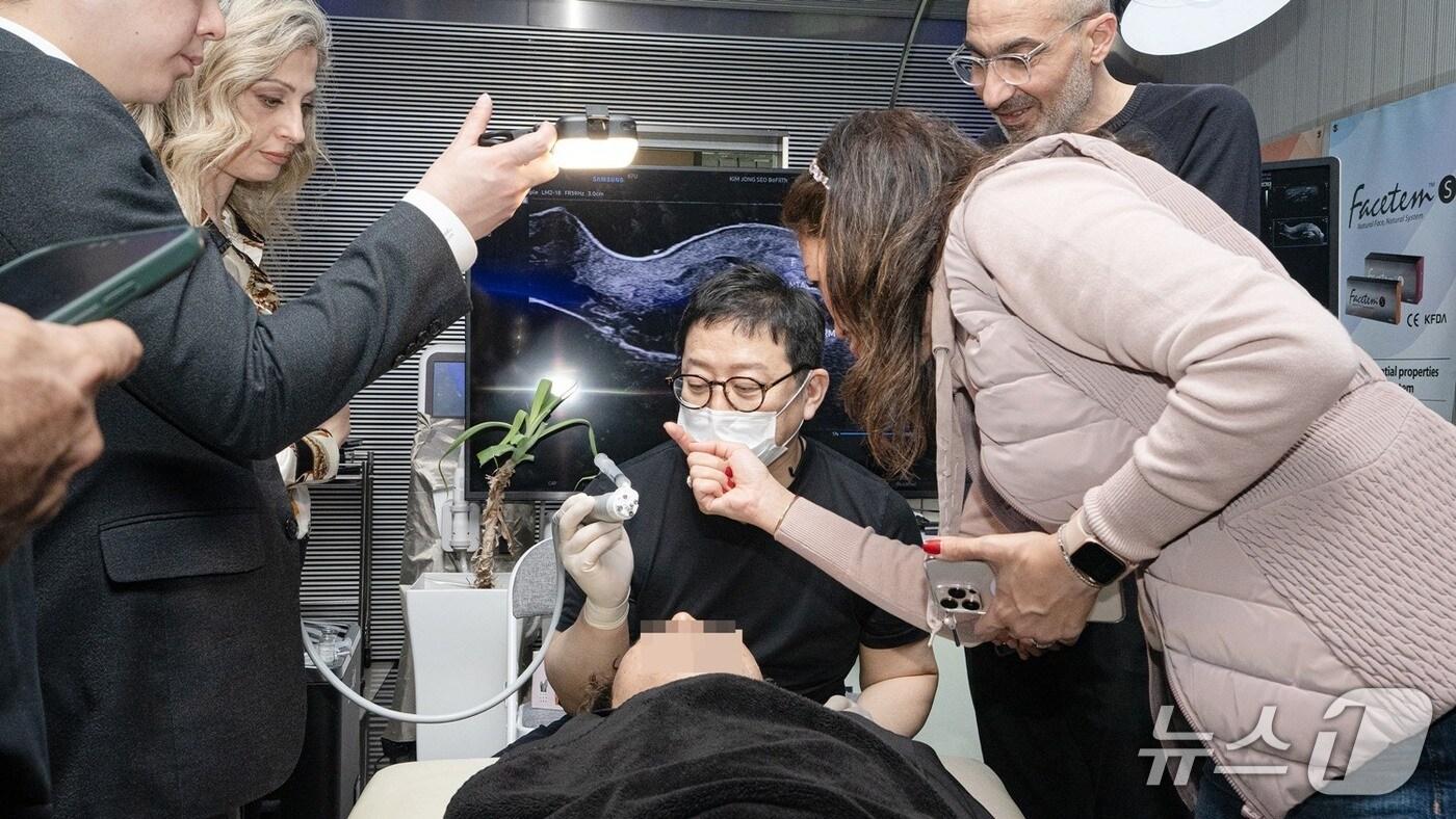 본문 이미지 - 김종서 김종서성형외과 원장이 콜라겐 스티뮬레이터를 활용한 라이브 시술을 선보이고 있다.(시지바이오 제공)/뉴스1