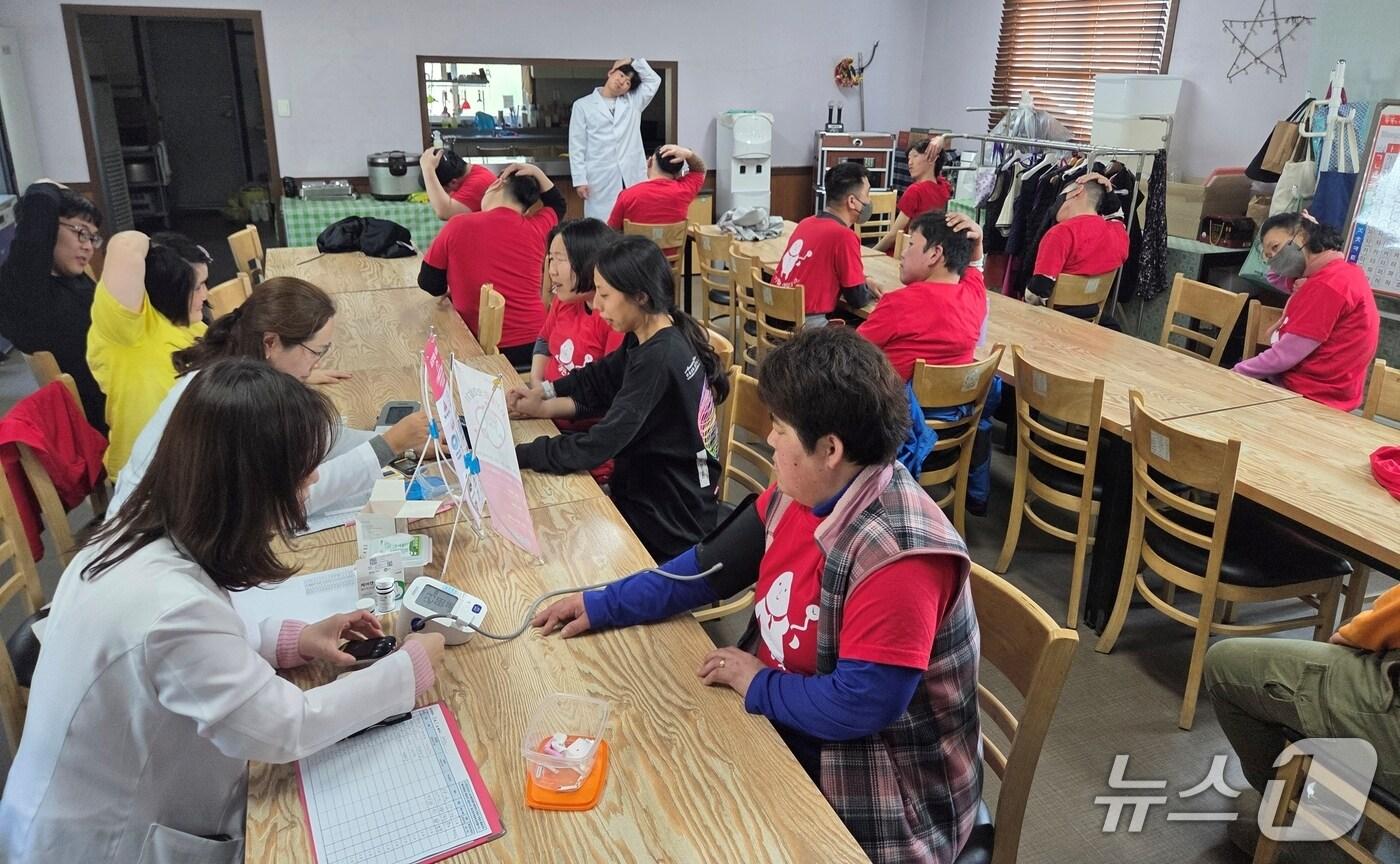 충북 진천군은 지역사회 중심 재활(CBR) 사업의 하나로 '찾아가는 장애인 재활 프로그램'을 오는 23일까지 운영한다.(진천군 제공)/뉴스1