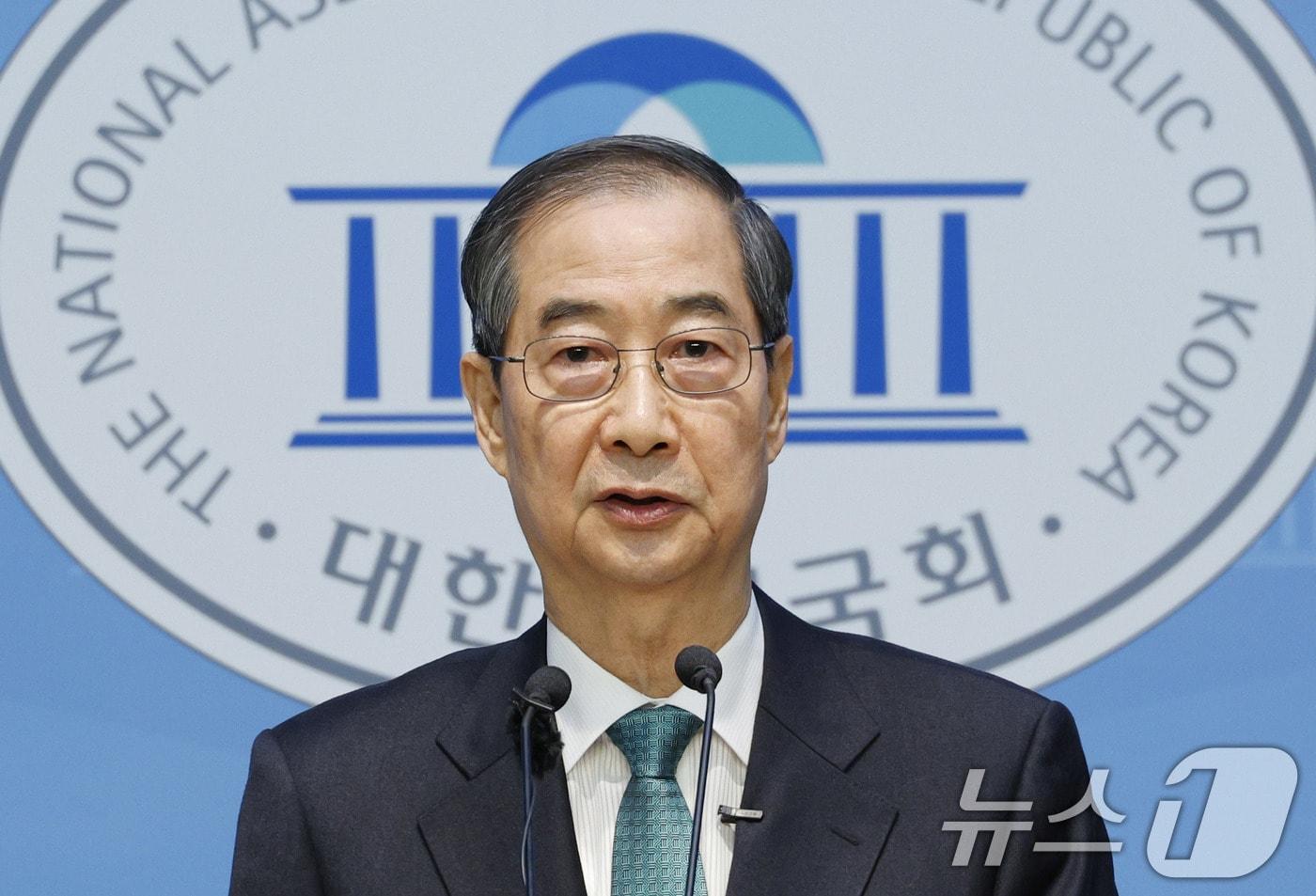 한덕수 전 국무총리가 2일 오전 서울 여의도 국회 소통관에서 &#39;국민께 드리는 약속&#39;을 주제로 제21대 대통령 선거 출마를 선언하고 있다. 2025.5.2/뉴스1 ⓒ News1 안은나 기자