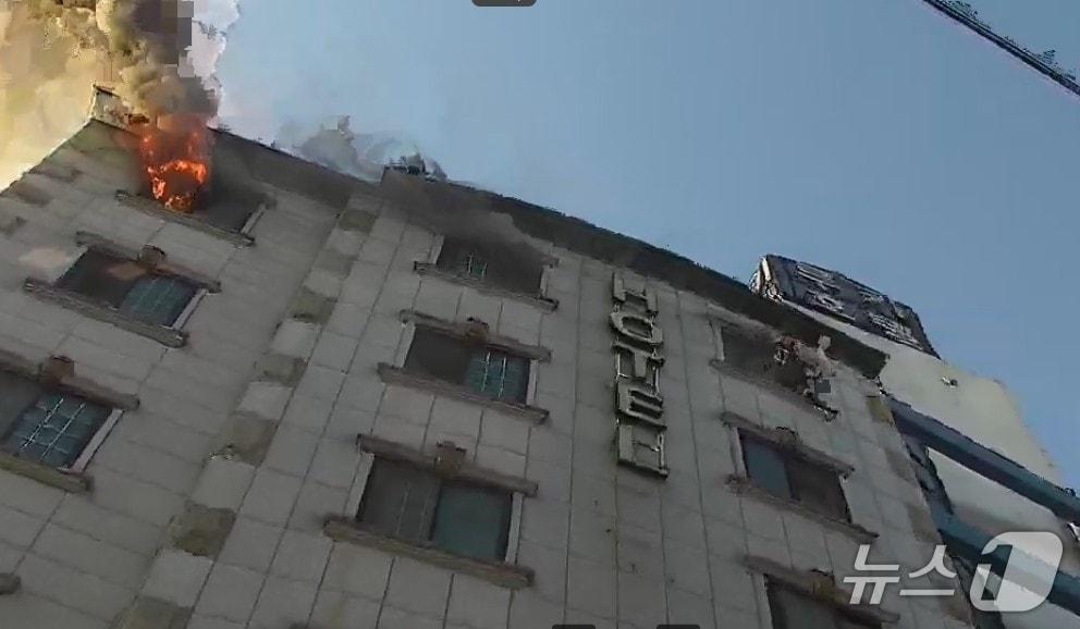 본문 이미지 - 대전 대흥동 숙박업소에서 화재가 발생했다. (독자 제공)/뉴스1