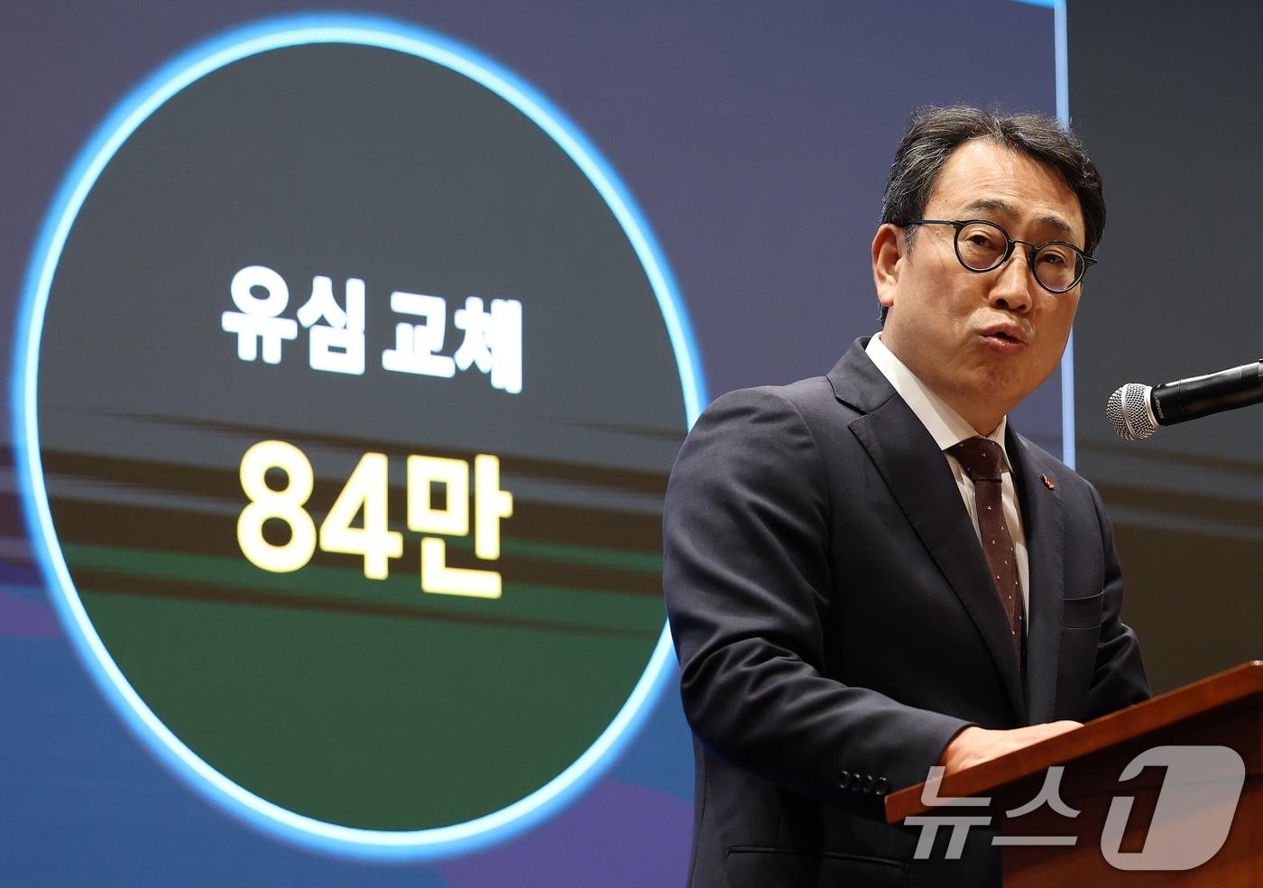 유영상 SK텔레콤 대표이사가 2일 오전 서울 중구 SK텔레콤 T타워에서 열린 사이버 침해 관련 일일 브리핑에서 유심(USIM) 정보 해킹 사고 대책을 설명하고 있다. 2025.5.2/뉴스1 ⓒ News1 오대일 기자