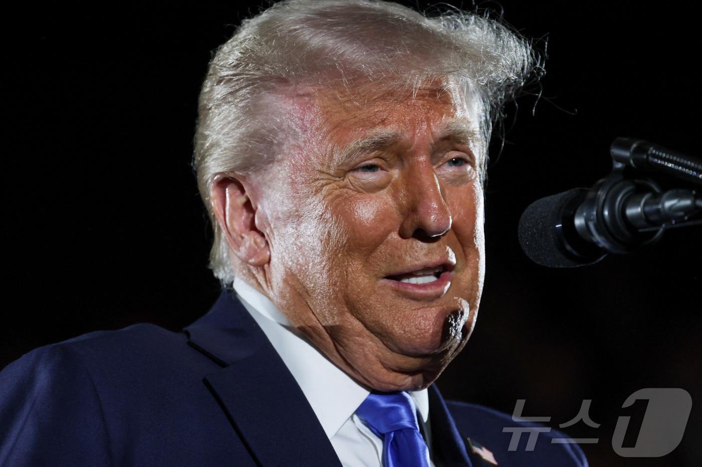 도널드 트럼프 미국 대통령이 1일&#40;현지시간&#41; 앨라배마주 터스컬루사에 있는 앨라배마 대학에서 졸업식 축사를 하고 있다. 2025.05.02 ⓒ 로이터=뉴스1 ⓒ News1 우동명 기자
