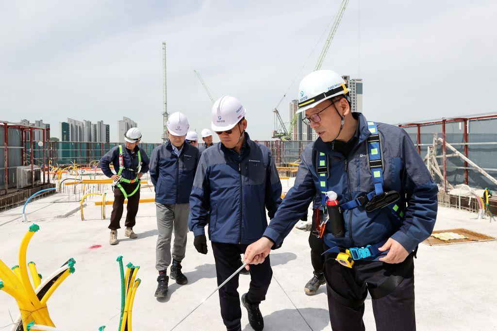 본문 이미지 - 대우건설 부천 송내역 현장 안전점검 모습.(대우건설 제공)