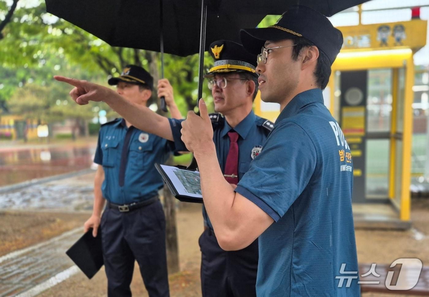 손휘택 충북 진천경찰서장이 어린이날 등 인파가 몰리는 행사장을 찾아 사전 안전점검을 하고 있다.&#40;진천경찰서 제공&#41;/뉴스1