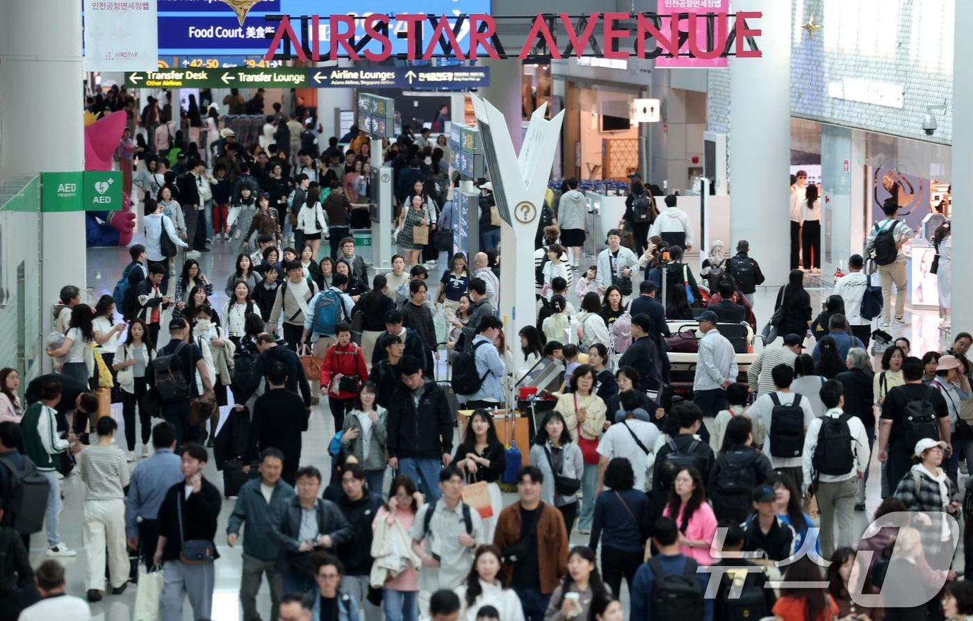 인천국제공항 제1여객터미널 면세구역이 여행객들로 붐비고 있다. /뉴스1 ⓒ News1 김성진 기자