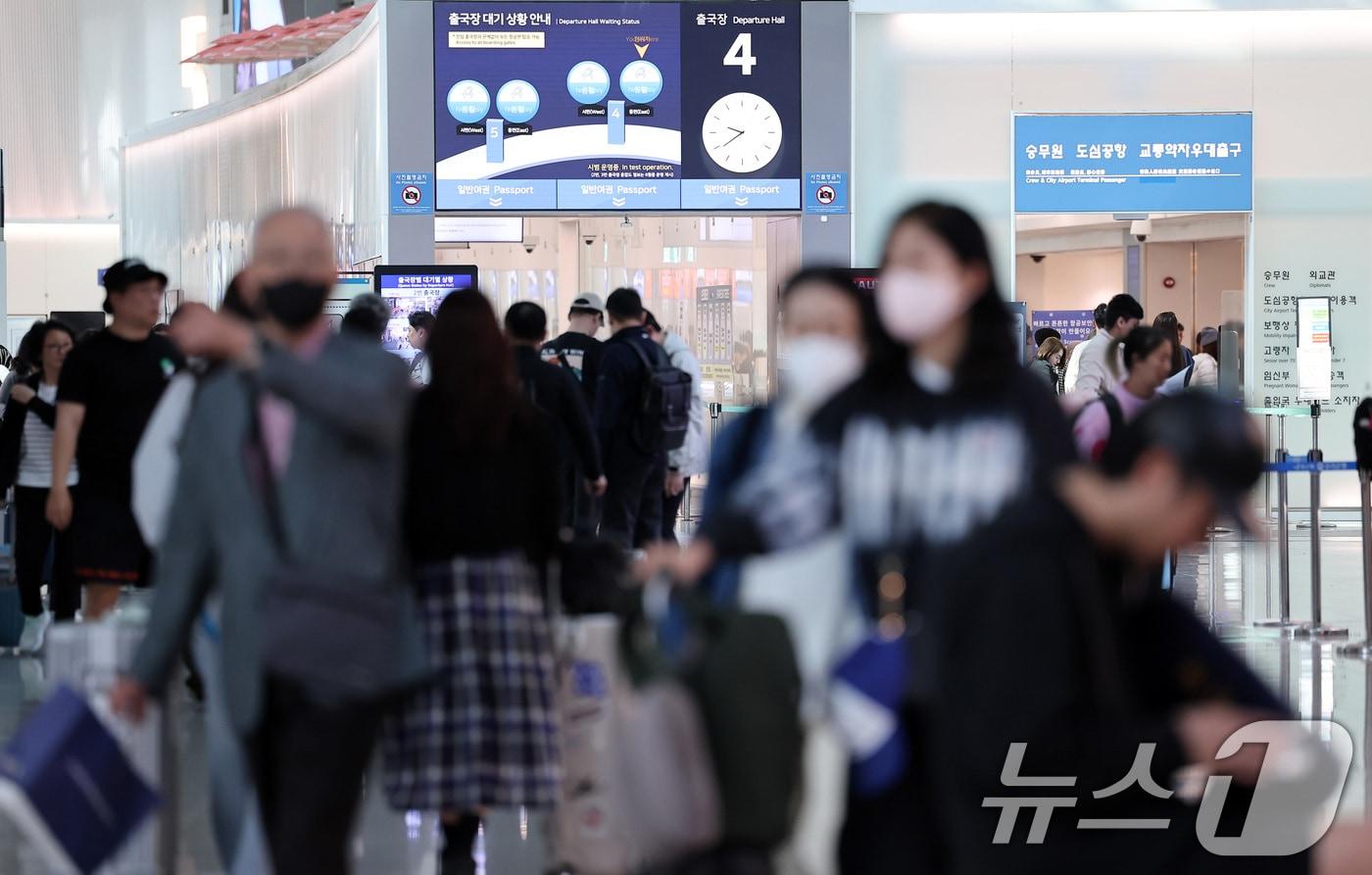 황금연휴를 앞둔 2일 오전 인천국제공항 제1여객터미널 출국장이 여행객들로 붐비고 있다. 2025.5.2/뉴스1 ⓒ News1 김성진 기자