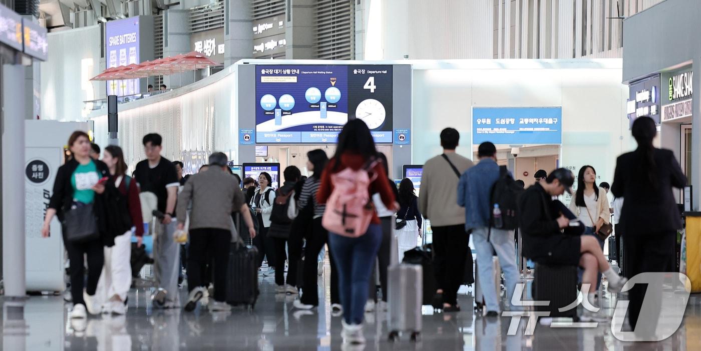 본문 이미지 - 황금연휴를 앞둔 2일 오전 인천국제공항 제1여객터미널 출국장이 여행객들로 붐비고 있다. 2025.5.2/뉴스1 ⓒ News1 김성진 기자