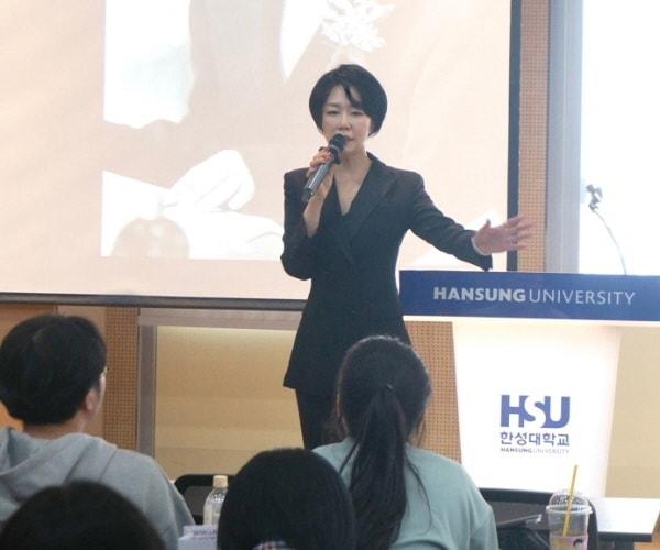 본문 이미지 - ㈜예랑 이현주 대표의 한성대학교 콘텐츠디자인칼리지 특강 모습/ 사진=예랑뷰티아카데미 제공