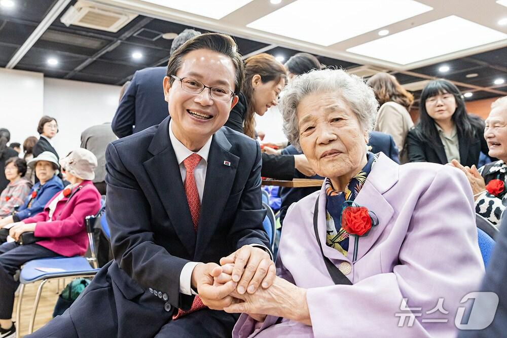 본문 이미지 - 지난해 어버이날 행사에 참석한 최호권 구청장 모습.(영등포구 제공)