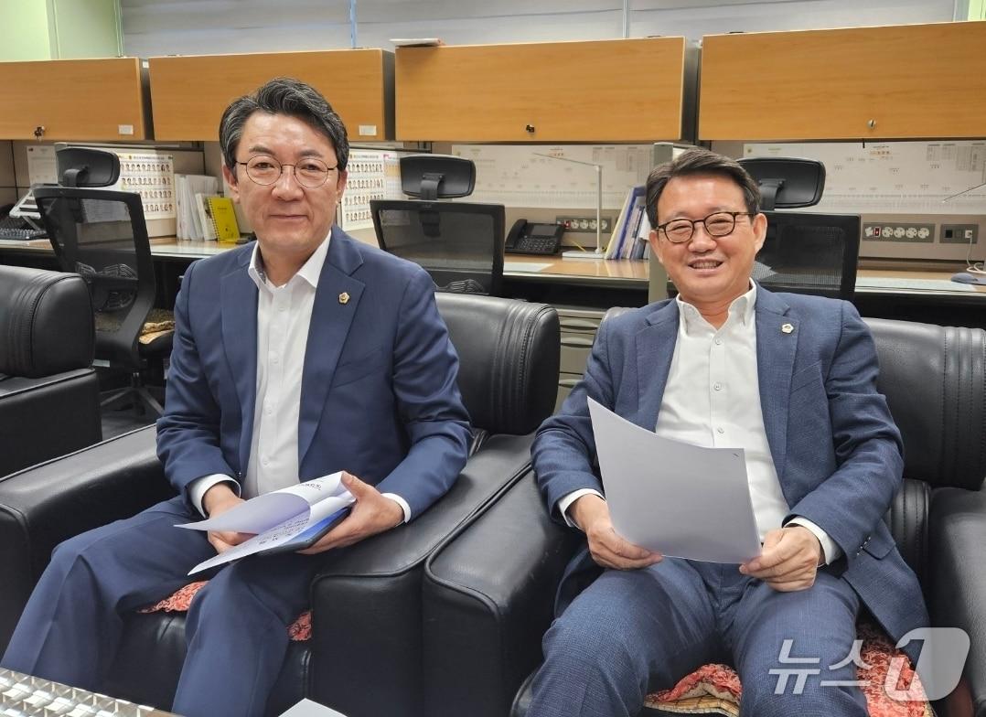 본문 이미지 - 2일 김성수 전북자치도의회 예결위원장(오른쪽)과 정종복 부위원장이 제1회 추경에 대해 설명하고 있다.2025.5.2/뉴스1