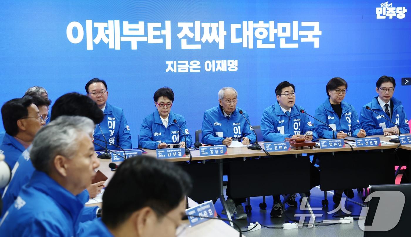 본문 이미지 - 박찬대 더불어민주당 상임 총괄선거대책위원장이 2일 오전 서울 여의도 중앙당사에서 열린 중앙선거대책위원회의에서 모두 발언을 하고 있다. 2025.5.2/뉴스1 ⓒ News1 김민지 기자