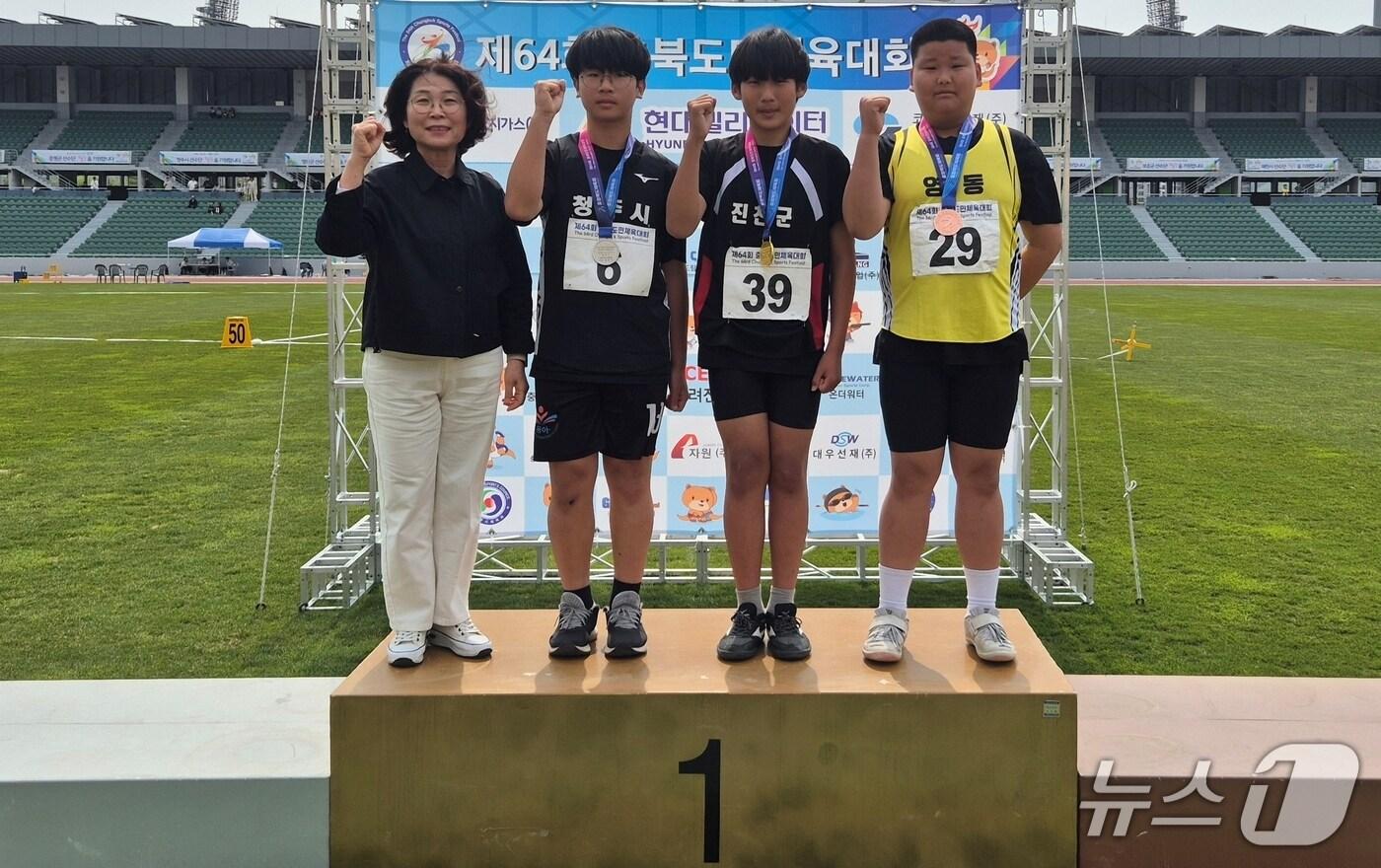 충북 진천 옥동초등학교가 1~2일 충주에서 64회 충북도민체육대회 사전경기로 열린 육상에서 탁월한 성과를 거두며 지역사회에 자긍심을 안겼다.&#40;진천교육지원청 제공&#41;/뉴스1