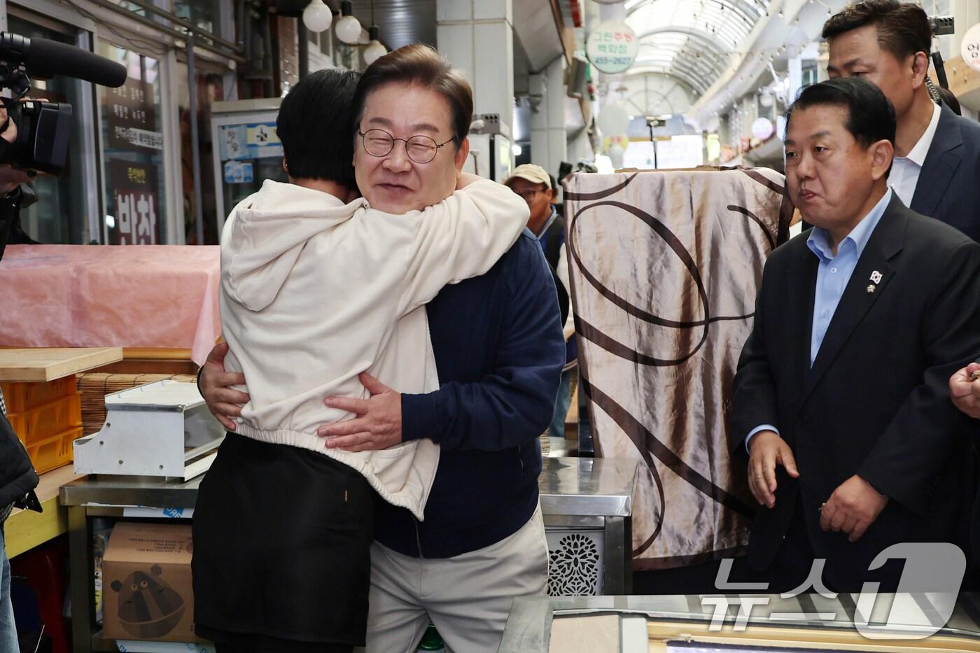 &#39;골목골목 경청투어 : 접경벨트편&#39;에 나선 이재명 더불어민주당 대통령 후보가 2일 오전 강원 철원군 동송전통시장을 찾아 한 지지자와 포옹을 하고 있다. &#40;공동취재&#41; 2025.5.2/뉴스1 ⓒ News1 이재명 기자