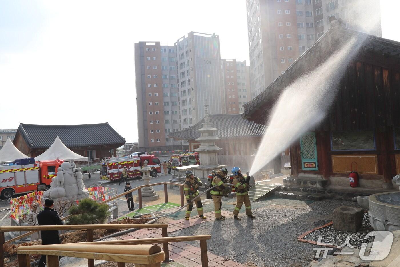 본문 이미지 - 경기도소방재난본부 부처님 오신 날 사고 대비 특별경계근무. (경기도소방재난본부 제공. 재판매 및 DB 금지) 2025.5.2/뉴스1 