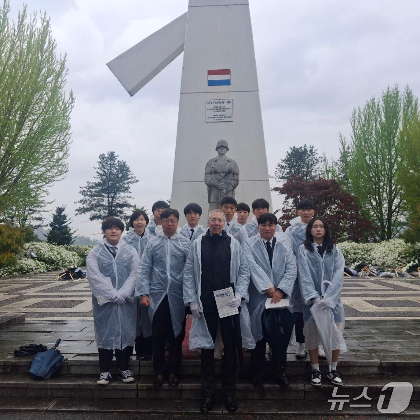본문 이미지 - 6·25전쟁 네덜란드군 참전기념 추모행사에 참석한 삼일공고 교직원과 학생들이 주한 네델란드 대사(사진 가운데)와 함께 기념촬영을 하고 있다. (삼일공고 제공)