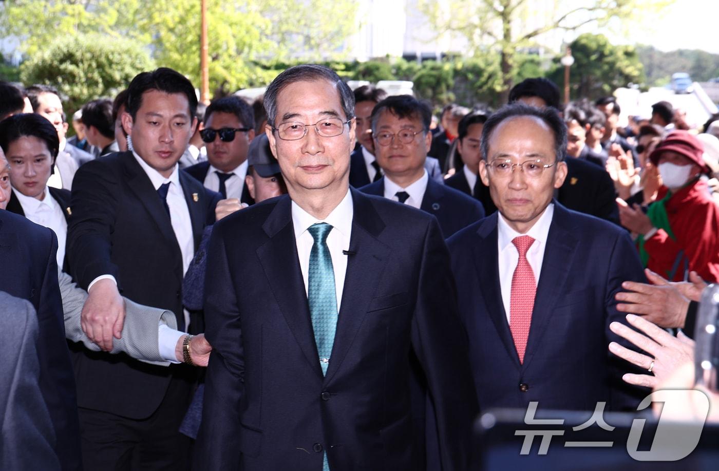 한덕수 전 국무총리가 2일 오전 서울 여의도 국회에서 &#39;국민께 드리는 약속&#39;을 주제로 제21대 대통령 선거 출마를 선언하기 위해 소통관에 입장하고 있다. 2025.5.2/뉴스1 ⓒ News1 김민지 기자