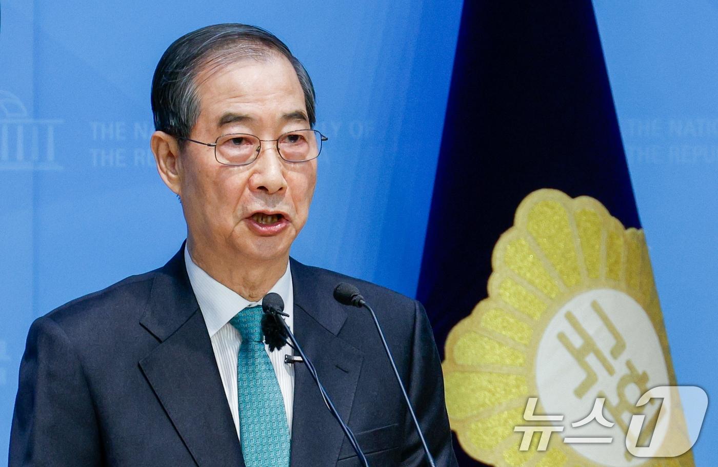 한덕수 전 국무총리가 2일 오전 서울 여의도 국회 소통관에서 '국민께 드리는 약속'을 주제로 제21대 대통령 선거 출마를 선언하고 있다. 2025.5.2/뉴스1 ⓒ News1 안은나 기자