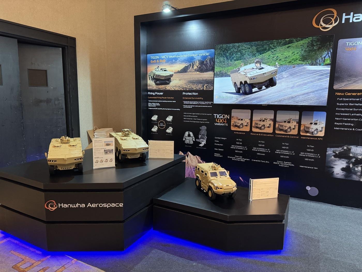 본문 이미지 - 지난달 28일&#40;현지시간&#41; 칠레 산티아고에서 개최된 방산 전시회 &#39;코리아 디펜스 데이 2025&#39;에서 한화에어로스페이스의 &#39;타이곤&#39; 차륜형 장갑차가 전시된 모습&#40;한화에어로스페이스 제공&#41;. 2025.04.28.