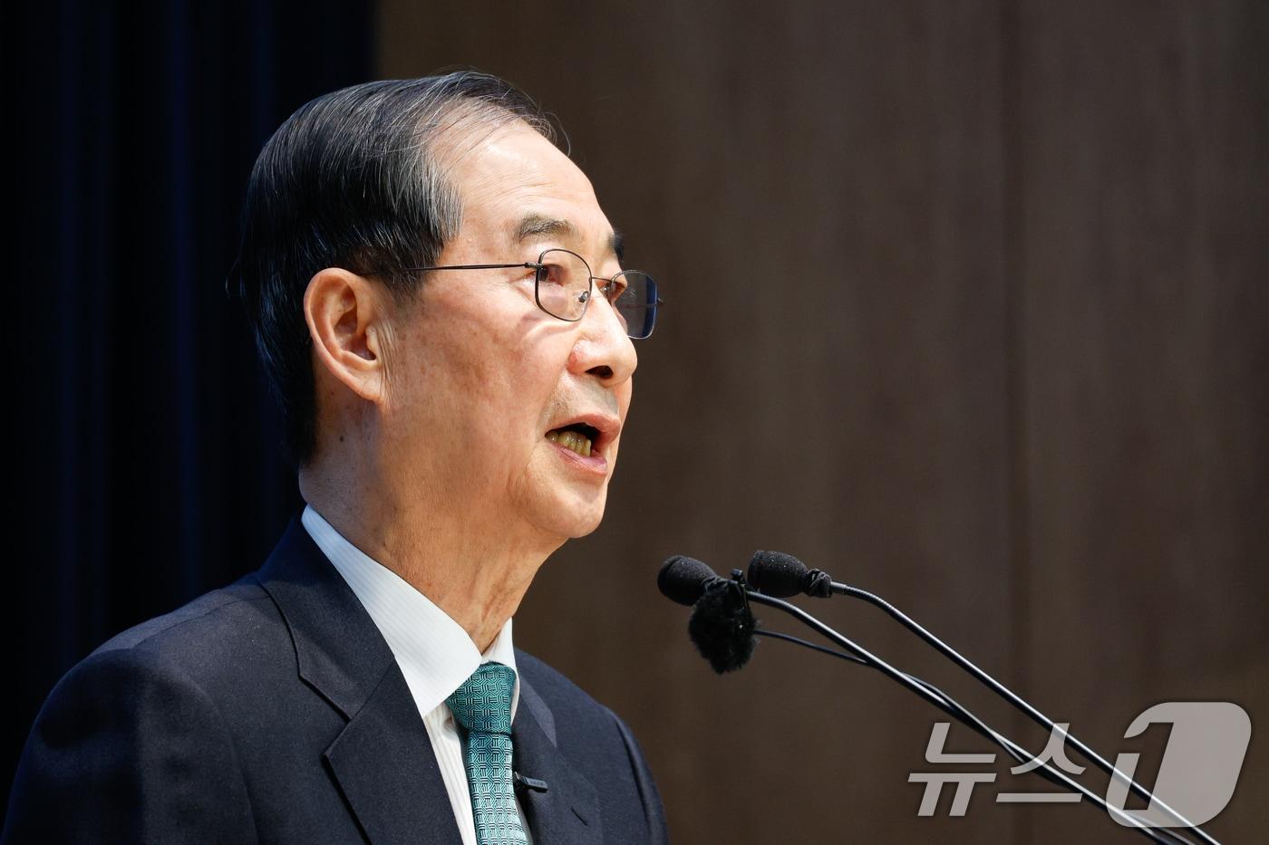 한덕수 전 국무총리가 2일 오전 서울 여의도 국회 소통관에서 '국민께 드리는 약속'을 주제로 제21대 대통령 선거 출마를 선언하고 있다. 2025.5.2/뉴스1 ⓒ News1 안은나 기자