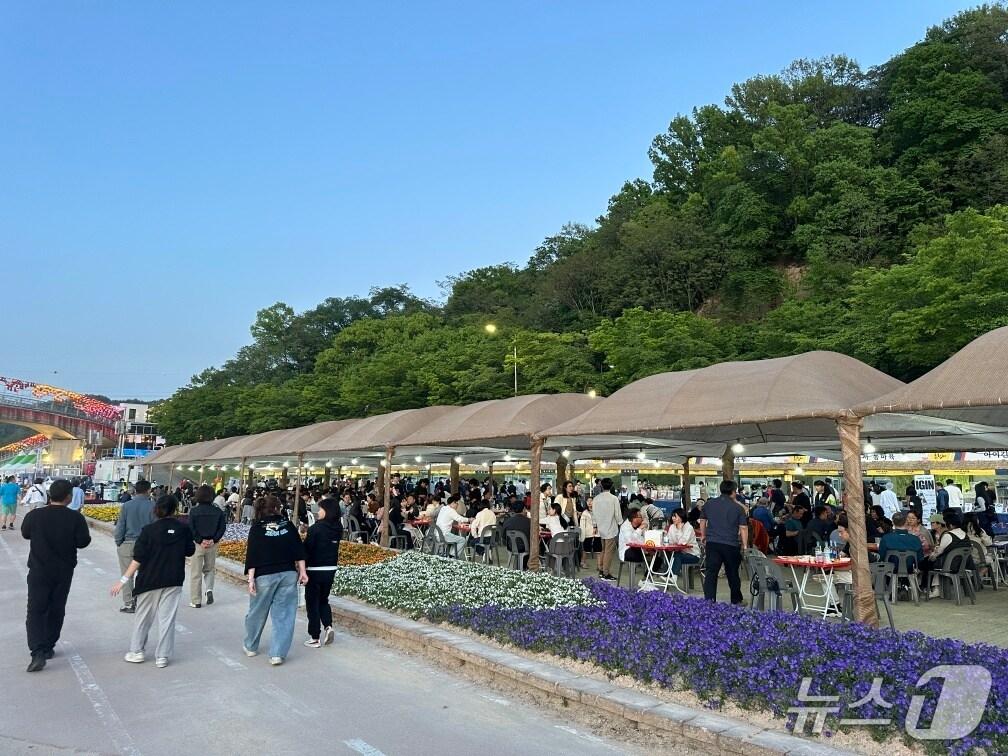 본문 이미지 - 2024년 제94회 춘향제 당시 큰 호응을 얻었던 남원시의 지역 상생형 기반 착한 먹리리 문화가 올 춘향제에서도 긍정적 반응을 얻고 있다.(남원시 제공. 재판매 및 DB금지)/뉴스1 