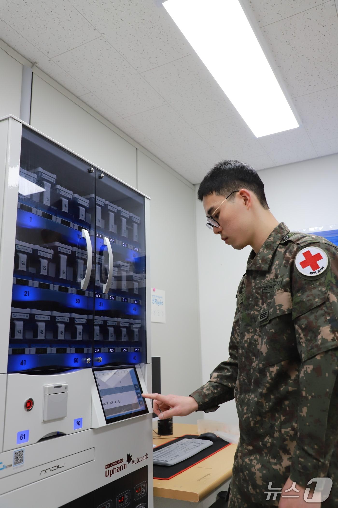 본문 이미지 - 봉오의원에서 장병이 지역주민을 위해 처방전에 따라 약을 조제하고 있다.(15사단 제공)