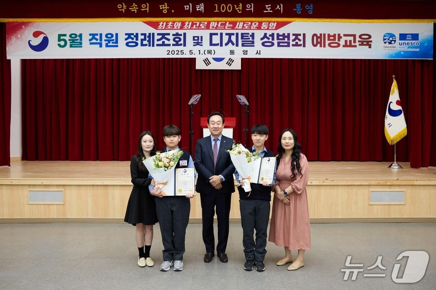 본문 이미지 - 사진 왼쪽부터 통영중 김화현, 박태준 학생과 보호자.(통영시 제공. 재판매 및 DB금지.)