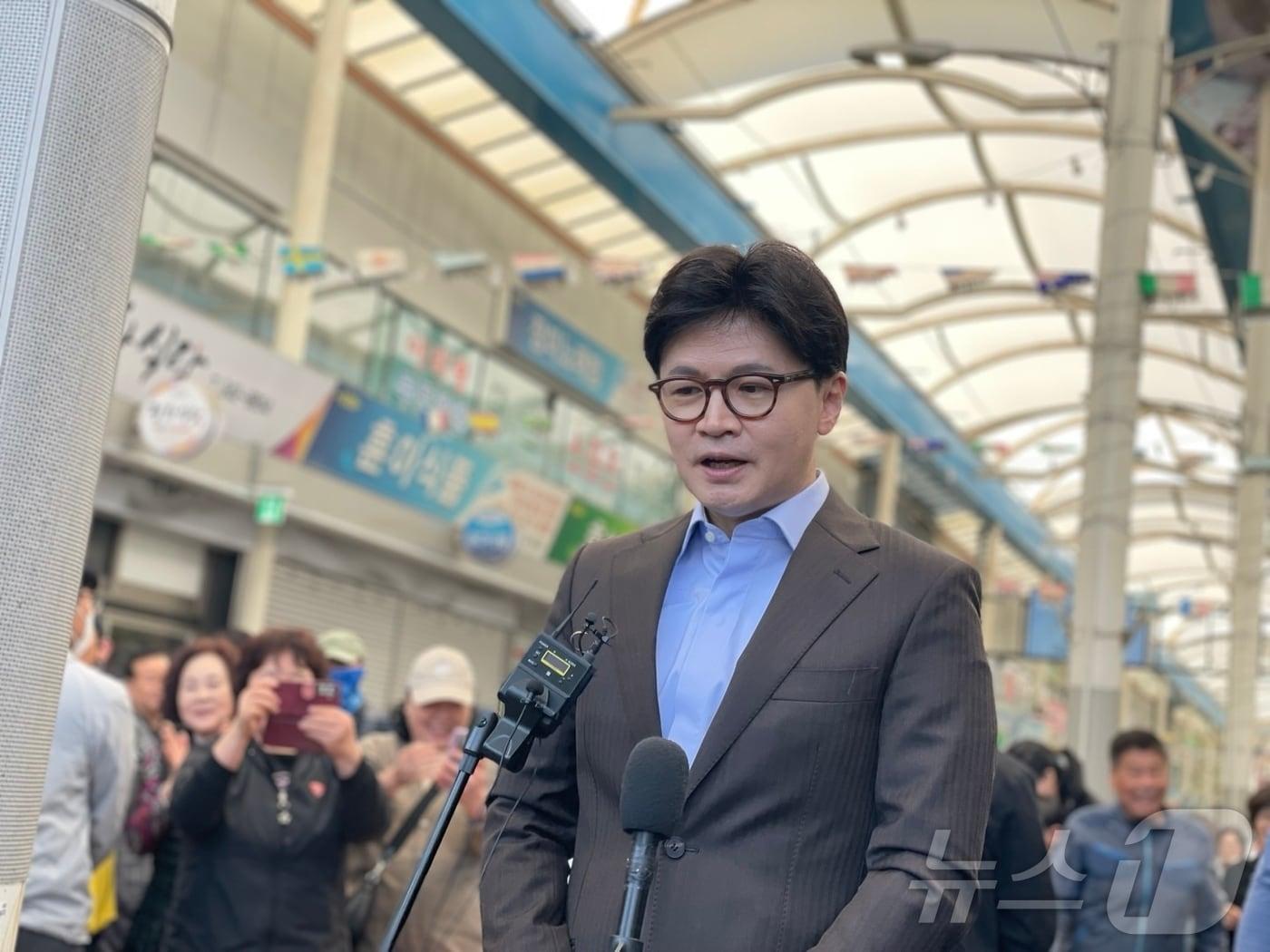 본문 이미지 - 한동훈 국민의힘 대선 경선 후보가 2일 오전 경남 창원시 마산어시장에서 취재진의 질문에 답하고 있다. 2025.5.2/뉴스1 ⓒ News1 강정태 기자