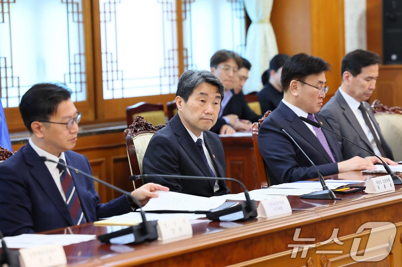 본문 이미지 - 이주호 대통령 권한대행 부총리 겸 교육부 장관이 2일 서울 종로구 정부서울청사에서 열린 국무위원 간담회에서 발언을 하고 있다. (교육부 제공, 재판매 및 DB 금지) 2025.5.2/뉴스1 ⓒ News1 임세영 기자