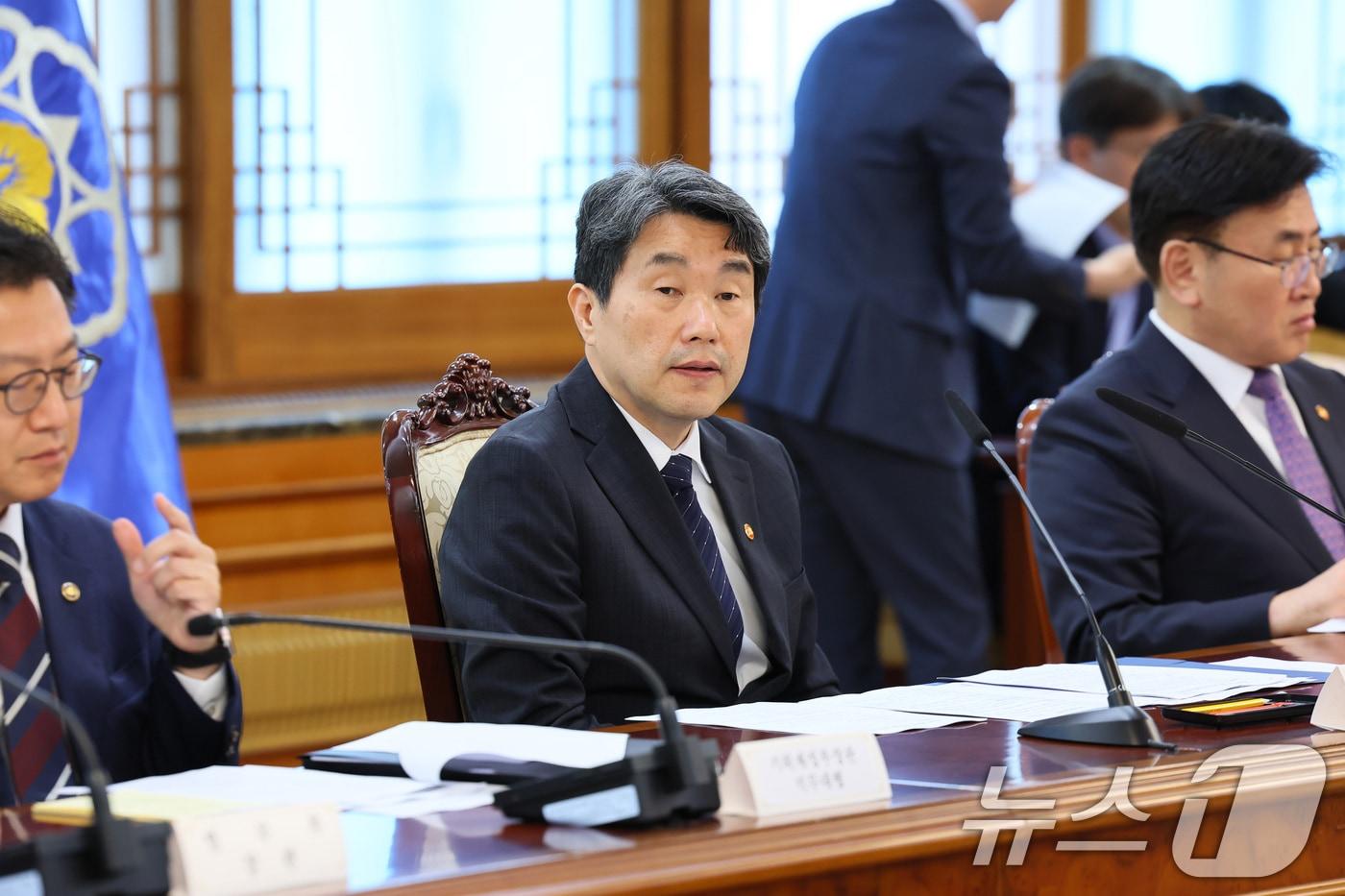 이주호 대통령 권한대행 부총리 겸 교육부 장관이 2일 서울 종로구 정부서울청사에서 열린 국무위원 간담회를 주재하고 있다. &#40;교육부 제공, 재판매 및 DB 금지&#41; 2025.5.2/뉴스1 ⓒ News1 임세영 기자