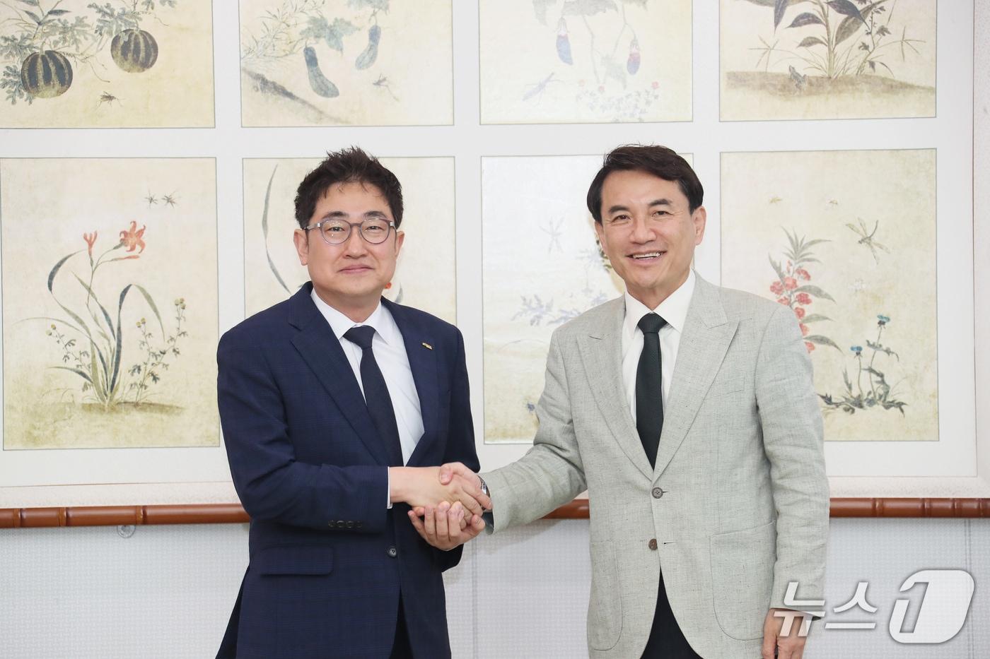 김진태 강원도지사는 2일 도청 통상상담실에서 권백신 코레일관광개발 대표이사와 철도관광 활성화를 위한 구체적인 협력 방안을 논의했다.(강원도 제공. 재판매 및 DB금지)/뉴스1