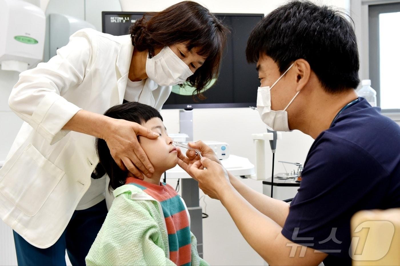2일 오전 전남 곡성보건의료원에 마련된 소아과 진료실에서 아이들이 진료를 받고 있다. 곡성은 1960년 소아과 전문의 제도가 생긴 이래 이날 처음으로 상시 소아과가 들어섰다.2025.5.2/뉴스1 ⓒ News1 김동수 기자