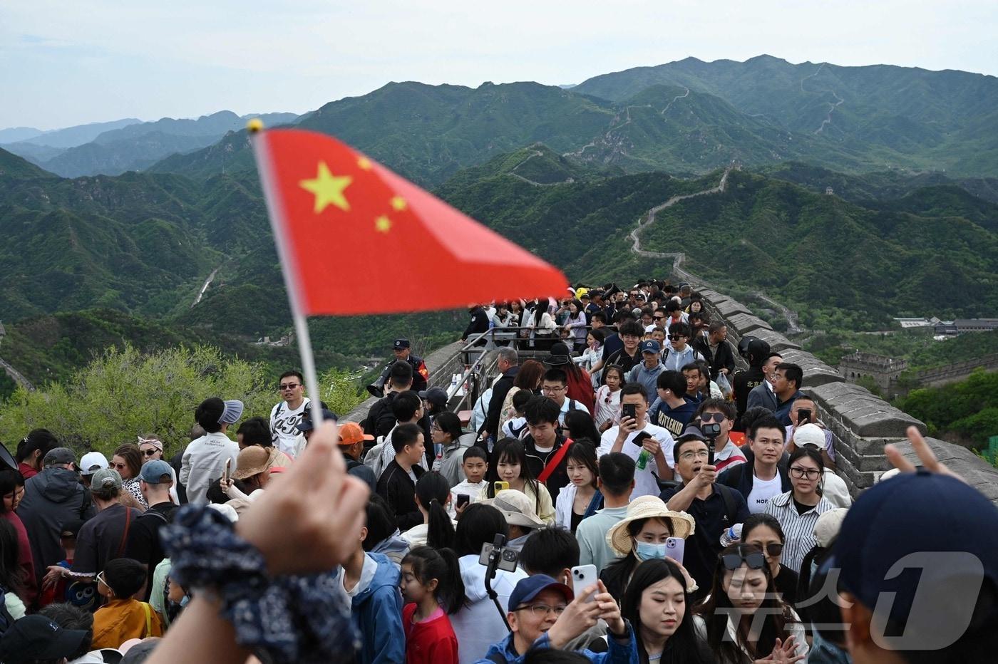 1일(현지시간) 중국 노동절 5일 황금연휴 첫 날 베이징 팔달령에 있는 만리장성에 관광객이 북적이고 있다. 2025.05.02 ⓒ AFP=뉴스1 ⓒ News1 우동명 기자