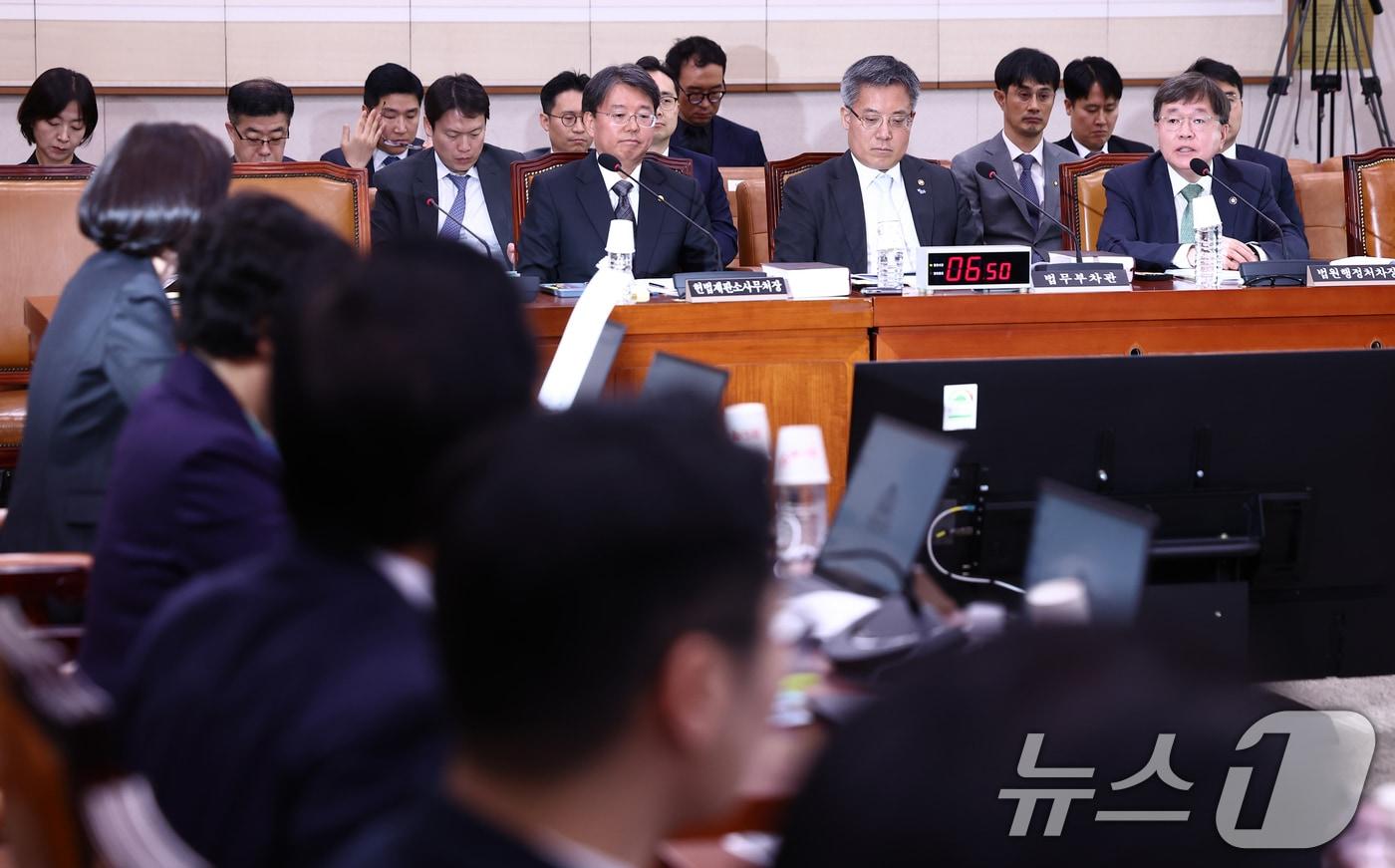배형원 법원행정처 차장(오른쪽)이 2일 오전 서울 여의도 국회에서 열린 법제사법위원회 전체회의에서 의원 질의에 답변하고 있다. 오른쪽부터 배 차장, 김석우 법무부 차관, 김정원 헌법재판소사무처장. 2025.5.2/뉴스1 ⓒ News1 김민지 기자