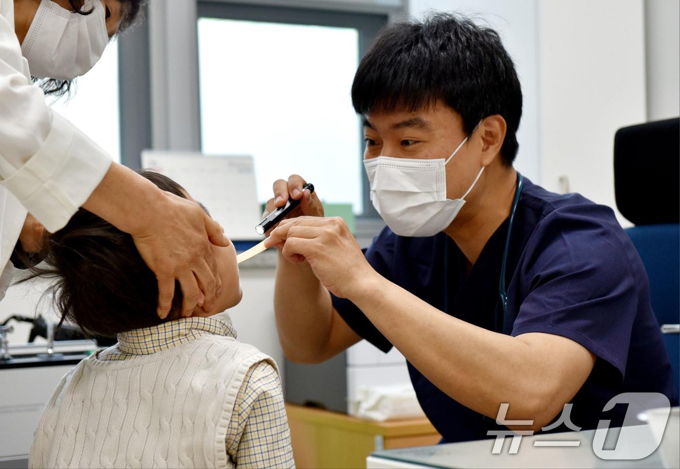 2일 오전 전남 곡성보건의료원에 마련된 소아과 진료실에서 아이들이 진료를 받고 있다. 곡성은 1960년 소아과 전문의 제도가 생긴 이래 이날 처음으로 상시 소아과가 들어섰다.2025.5.2/뉴스1 ⓒ News1 김동수 기자