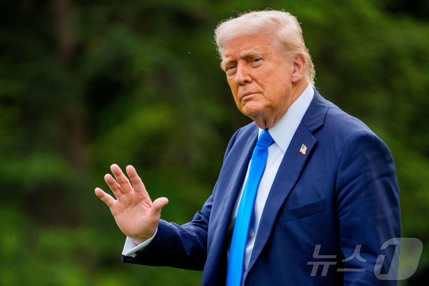 도널드 트럼프 미국 대통령이 1일(현지시간) 앨라배마주 터스컬루사에 있는 앨라배마 대학에서 졸업식 축사를 하기 위해 워싱턴 백악관을 나서고 있다. 2025.05.02 ⓒ AFP=뉴스1 ⓒ News1 우동명 기자