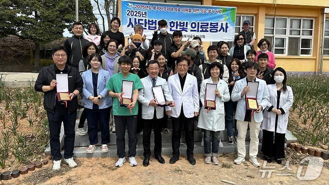 본문 이미지 - 삼계부사관고등학교 학생들과 의료진들이 의료봉사활동을 마치고 기념사진을 찍고 있다. &#40;전남도교육청 제공, 재판매 및 DB 금지&#41;