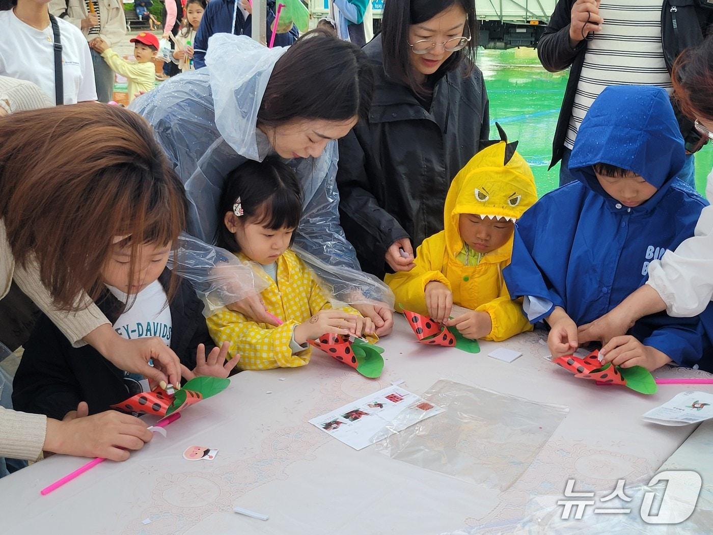 본문 이미지 - 2024년 어린이날 행사에서 방문객들이 바람개비 만들기 체험을 하고 있다.(공단 제공. 재판매 및 DB 금지)